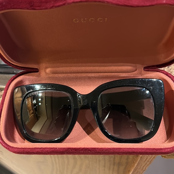 Women’s Gucci sunglasses - Picture 3 of 3